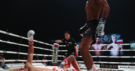 Missed Fists: Fighter stops his opponent with pair of flying knees
