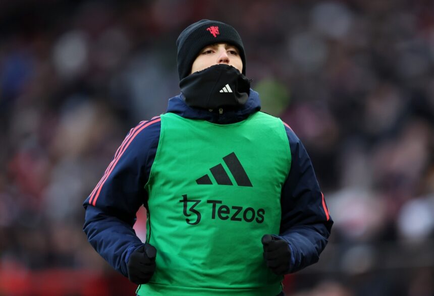 Alejandro Garnacho warming up for Manchester United