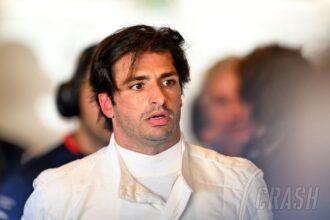 Carlos Sainz kicks off 2025 with first Williams F1 factory visit | F1