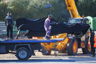 History repeats itself with latest Lewis Hamilton crash for new F1 team | F1