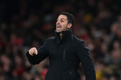 Mikel Arteta shouts instructions during Arsenal