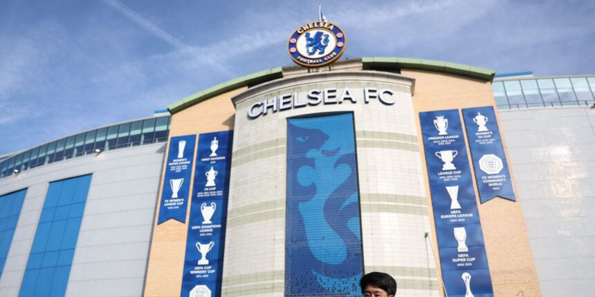 Officials sent to club as Chelsea insistently push for £13m January signing