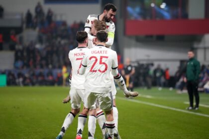 Rasmus Hojlund and Bruno Fernandes celebrate for Manchester United