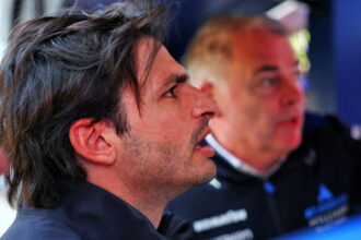 Forgotten former F1 driver pops up as Carlos Sainz ally in Williams garage
