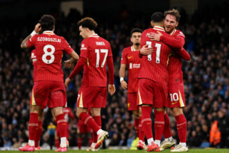 Alexis Mac Allister and rest of Liverpool players celebrating goal vs Man City