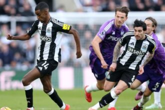 Alexander Isak of Newcastle United runs with the ball