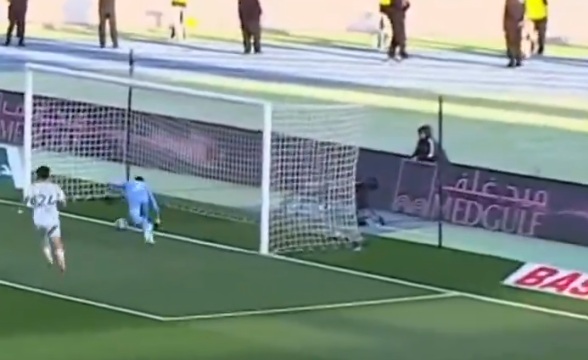 Former Brentford striker Ivan Toney takes advantage of goalkeeper blunder to score in Al-Ahli’s victory over Damac (Video)