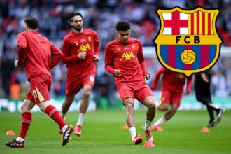 Luis Diaz warming up for Liverpool