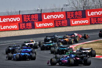 How many F1 teams made changes in response to flexi-wing TD?