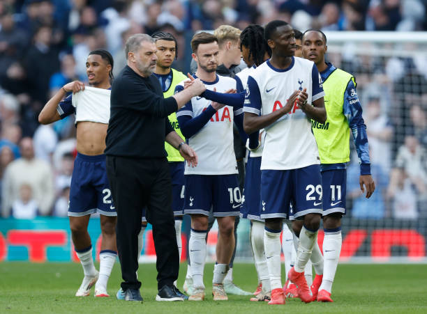 Tottenham manager Ange Postecoglou with his players