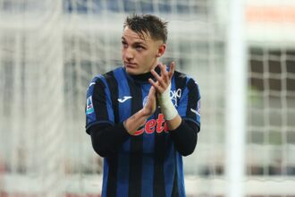 Mateo Retegui applauds the Atalanta fans
