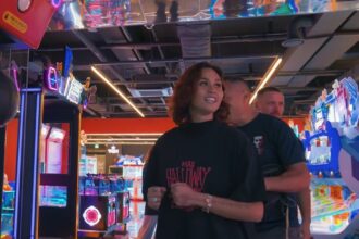Watch Max Holloway’s wife Alessa outscore him and Korean Zombie in punch machine contest