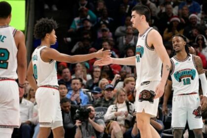 Zach Edey and Jaylen Wells pic