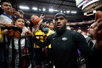 Ex-Lakers star highlights the pressure LeBron James' fans put on players around him, 'more so on the outside...'