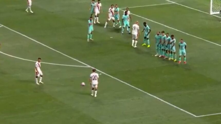 Teenage winger Claudio Echeverri opens Manchester City account with fantastic free-kick (Video)