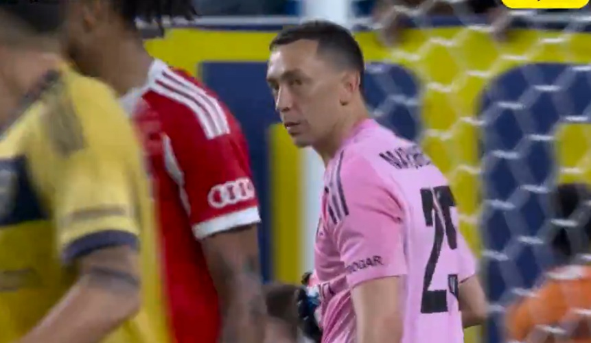 Boca goalkeeper Augustin Marchesin thwarts Bayern winger Michael Olise after brilliant Kingsley Coman work (Video)