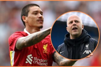 Darwin Nunez claps his hands together next to Arne Slot.