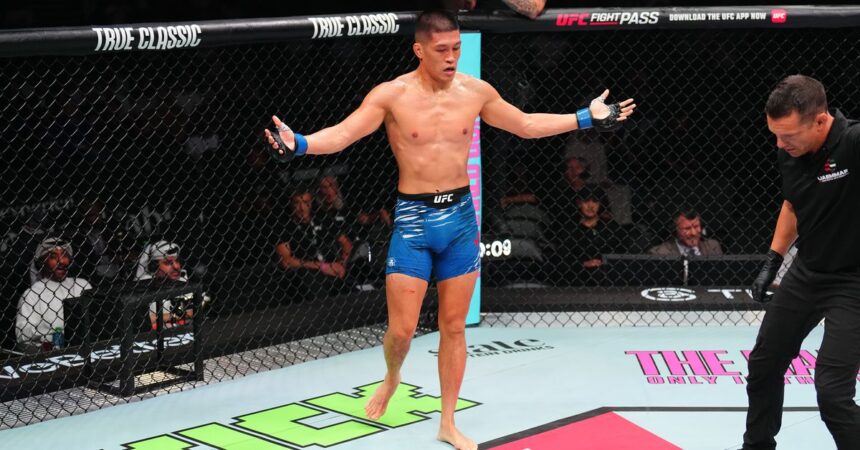 Jon Anik criticizes referee for not stopping brutal UFC Abu Dhabi fight earlier, suggests 5-knockdown rule