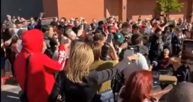 Liverpool fans gather outside Anfield to pay tribute to Diogo Jota after tragic car accident (Video)