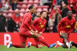 Virgil Van Dijk and Diogo Jota warming up together