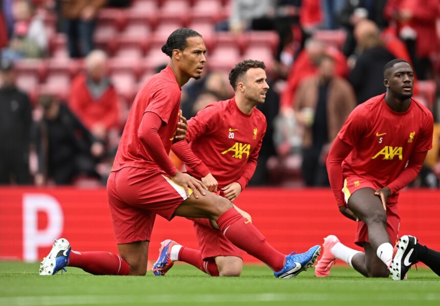 Virgil Van Dijk and Diogo Jota warming up together