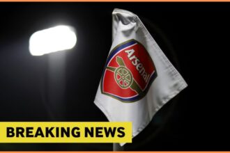 Arsenal logo on corner flag, plus