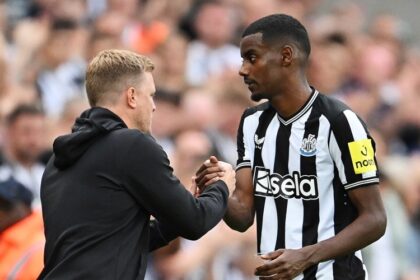 Newcastle boss Eddie Howe gives latest thoughts on Alexander Isak situation ahead of Liverpool clash (Video)