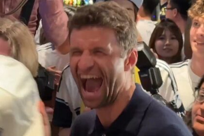 Bayern Munich icon Thomas Muller welcomed warmly at Vancouver airport (Video)