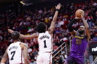 Amen Thompson says what it's like to play against LeBron James after idolizing him growing up, 'Only weird thing...'