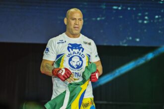Former boxing world champion steps in to face Wanderlei Silva in Brazil