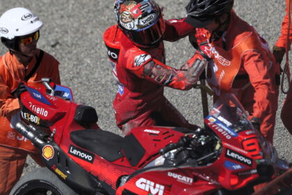 “Nobody said it would be easy!” Marc Marquez crashes, qualifies on front row for Japanese MotoGP title chance