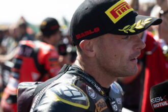 Sam Lowes benefits from “front row seat” to Nicolo Bulega vs Toprak Razgatlioglu