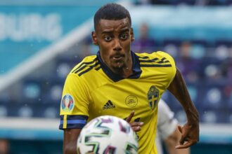 “He’s smiling, he’s so happy to be here” – Sweden boss Jon Dahl Tomasson on Alexander Isak ahead of Slovenia clash (Video)
