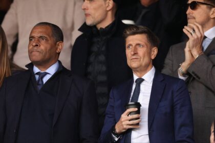 Chairman in overdrive trying to stop 3-4-2-1 manager joining Man Utd