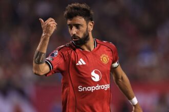 Man United face fight to keep Fernandes