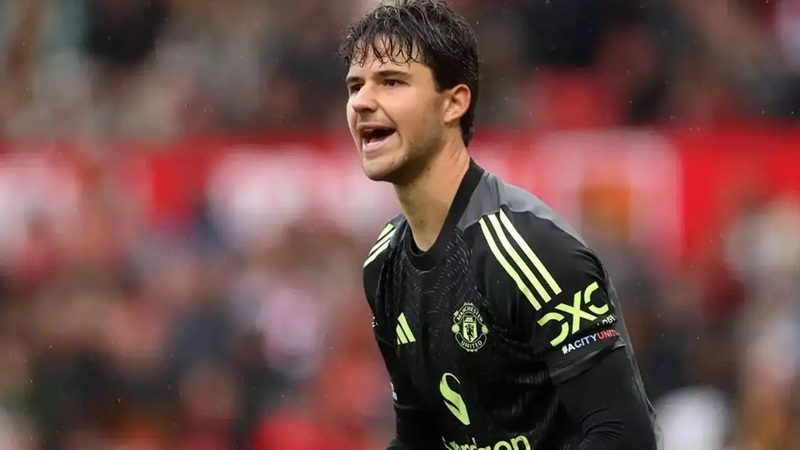 Manchester United manager Ruben Amorim reacts to fans comparing new goalkeeper Senne Lammens with club legend Peter Schmeichel (Video)