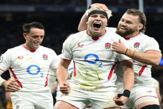 Beauden Barrett offers to help Tadhg Beirne after Chicago red card